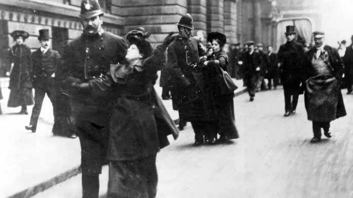 Zadržení sufražetky po jedné z demonstrací. Londýn 1911