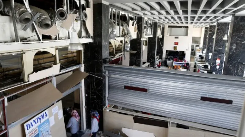 Poničená policejní ústředna v Ankaře