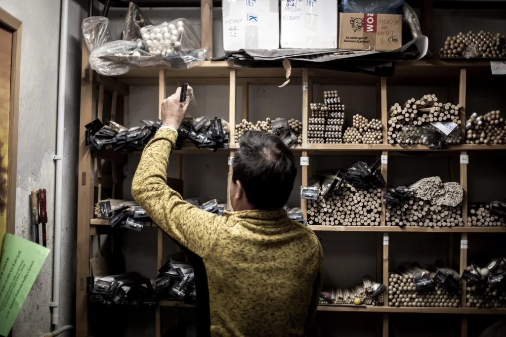 V roce 2017 převzal firmu pana Pelíška syn Vojtěch, který je rovněž bubeníkem. Takže je na kvalitu schopný dohlížet jak ze směru řemeslného, tak i uměleckého. Samozřejmostí jsou i manažerské schopnosti, bez kterých by se firma, která vyváží své zboží do 29 zemí, neobešla