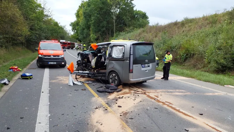 Havarované auto u Cerekvice nad Loučnou
