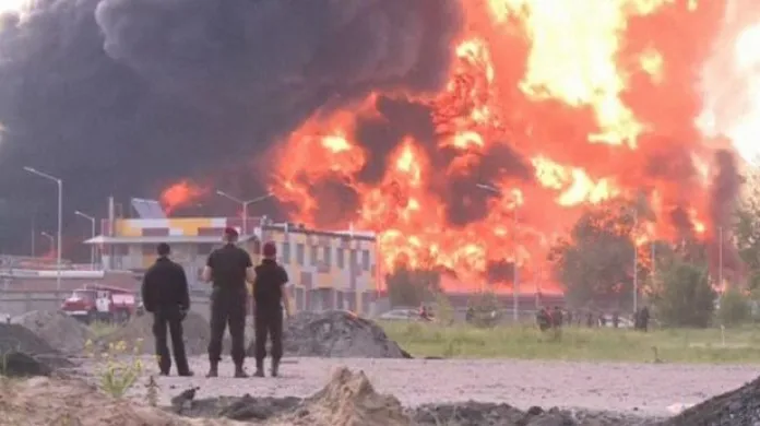 U Kyjeva hoří rafinerie, v areálu bylo na 180 lidí