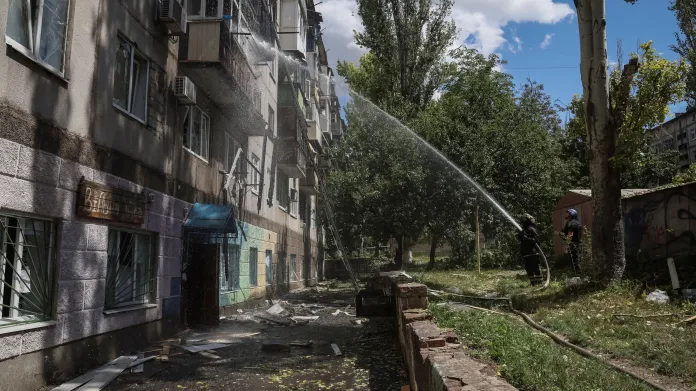 Hasiči likvidují požár domu v Kramatorsku, který zasáhlo ruské ostřelování