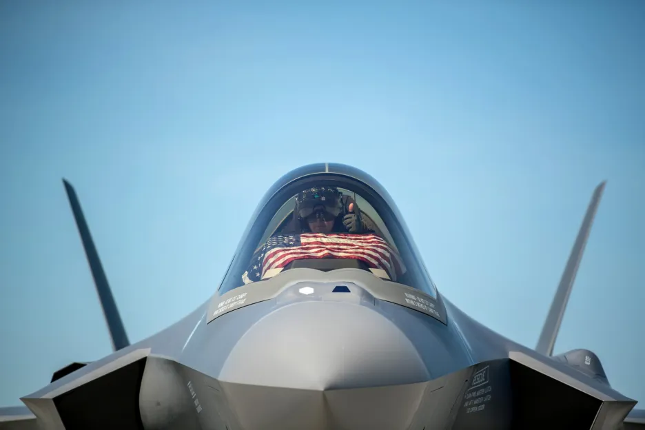 Pilot stíhacího letadla F-35 se připravuje na „děkovný“ let na vojenské základně v americkém Vermontu