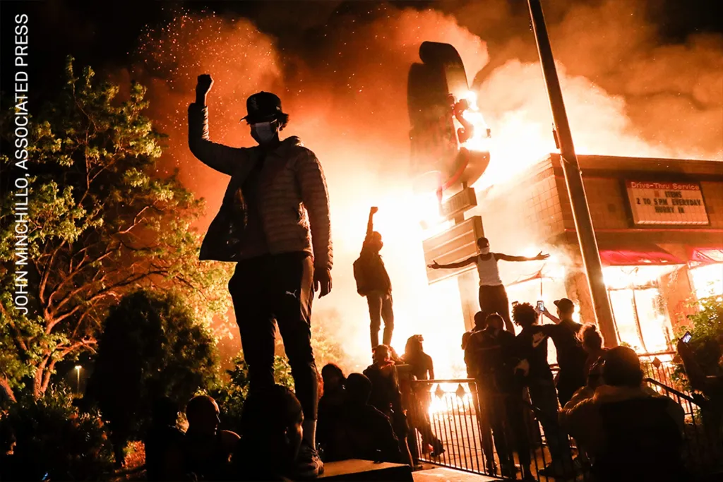 Třetí místo v sekci Aktuality: John Minchillo se sérií snímků Minneapolis Unrest: The George Floyd Aftermath (Nepokoje v Minneapolis: Následky smrti George Floyda)