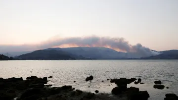 Kouř z lesních požárů ve španělské provincii Pontevedra
