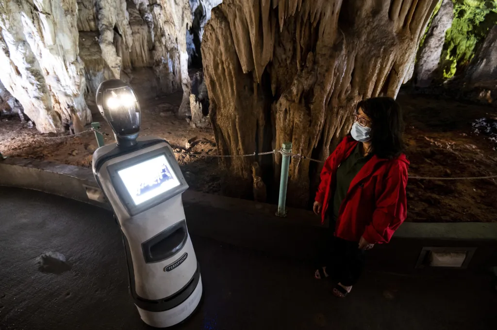 První robotí průvodce na světě, který předává informace turistům v jeskynním systému, se jmenuje Persefona. Turistům slouží v řecké jeskyni Alistrati
