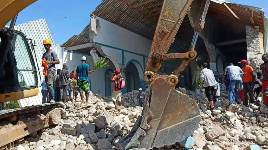Záchranáři odstraňují trosky po zemětřesení na Haiti