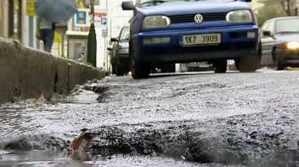 Rozbitá silnice v Karlových Varech
