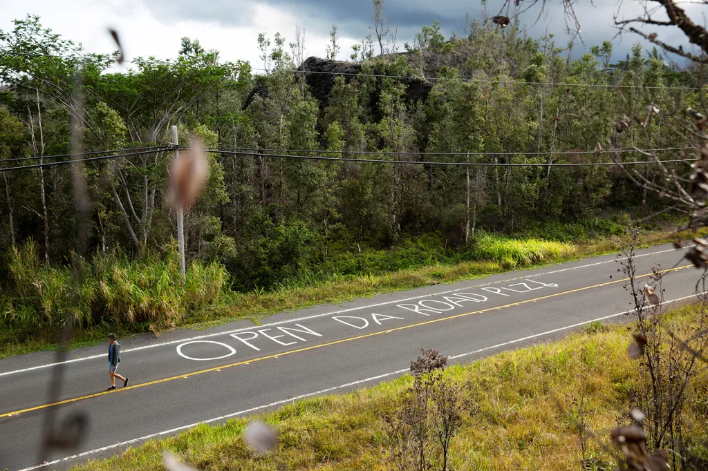 Carrie Fischerová z havajského města Kapoho, která byl nucena opustit svůj domov poté, co loni v létě vybuchla sopka Kilauea, na dálnici 132 po návratu do svého rodiště.