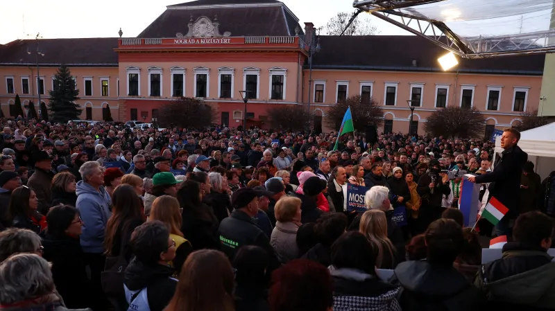 Příznivci strany Tisza ve městě Balassagyarmat v únoru 2026