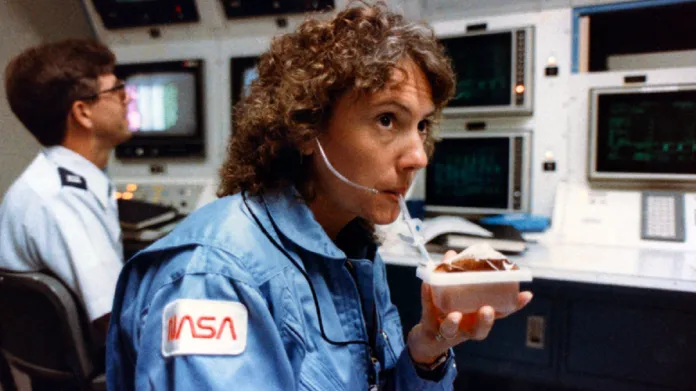 Christa McAuliffeová, vesmírná popelka a učitelka, která měla vést výuku z orbity