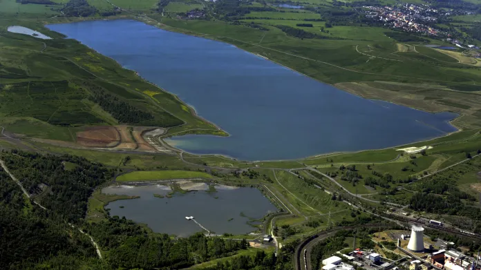 Jezero Milada vzniklo zatopením lomu po těžbě uhlí (letecký snímek z května 2012)