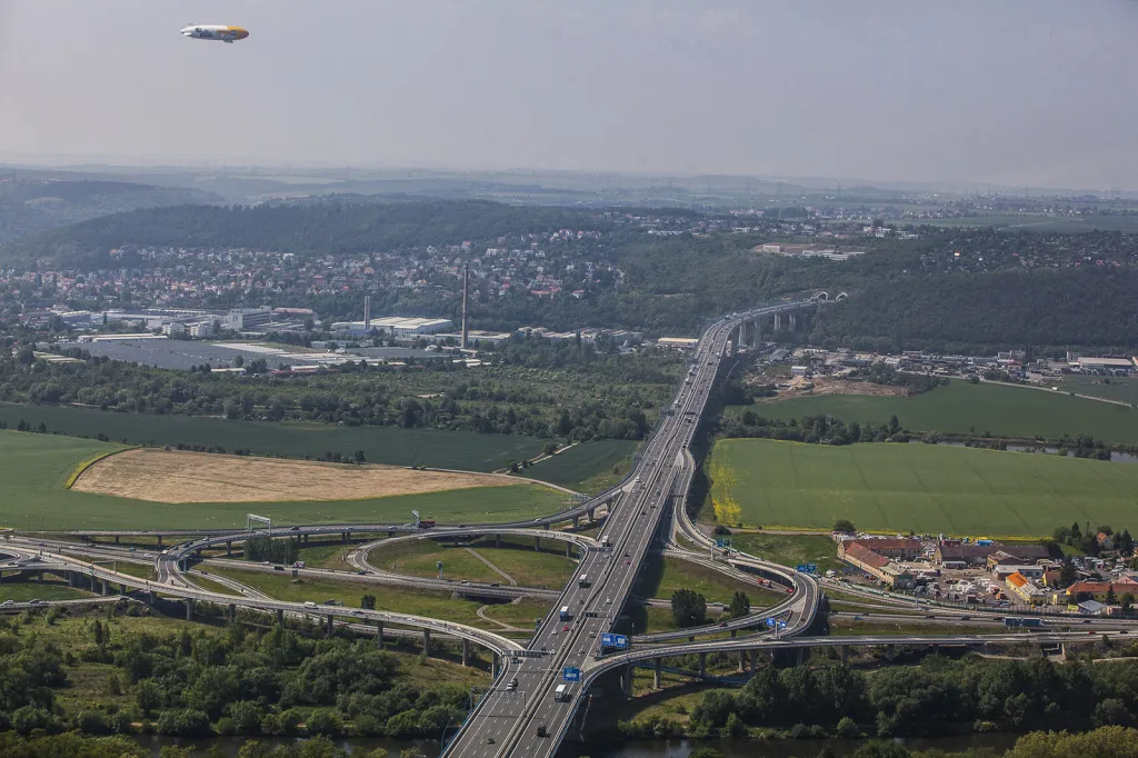 Mimoúrovňová křižovatka v Lahovicích, Radotínský most, ústí Lochkovského tunelu.