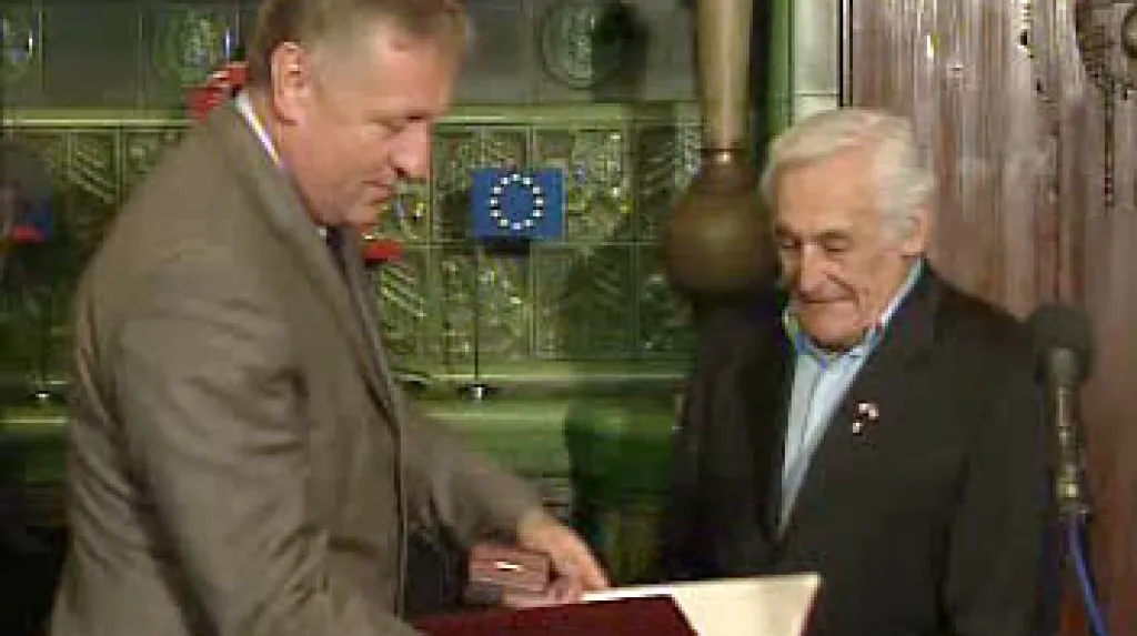 Topolánek předává Paumerovi plaketu