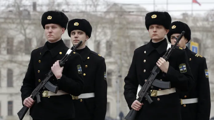 Ukrajinští námořníci pochodují v Sevastopolu