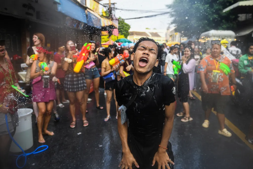 Desetitisíce lidí oslavily thajský Nový rok bitvou s vodními pistolemi