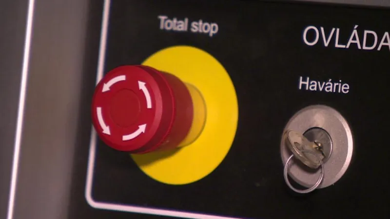 Ovládání jevištních technologií nefunguje správně