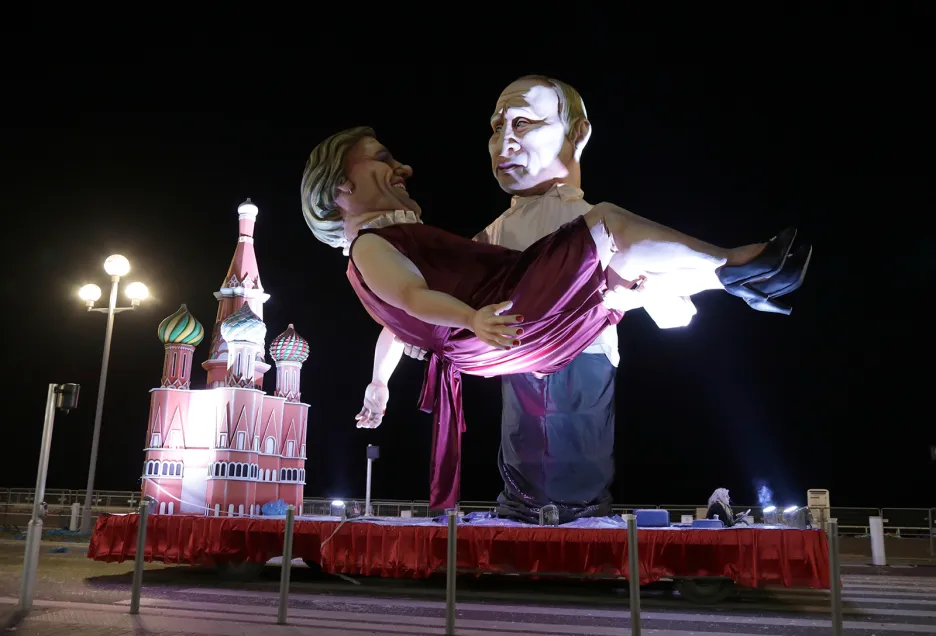 Alegorický vůz s figurou ruského prezidenta Vladimira Putina a francouzského herce Gérarda Depardieua během karnevalového průvodu v Nice