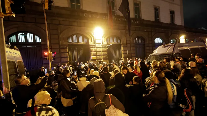 Příbuzní vězňů před káznicí v Neapoli