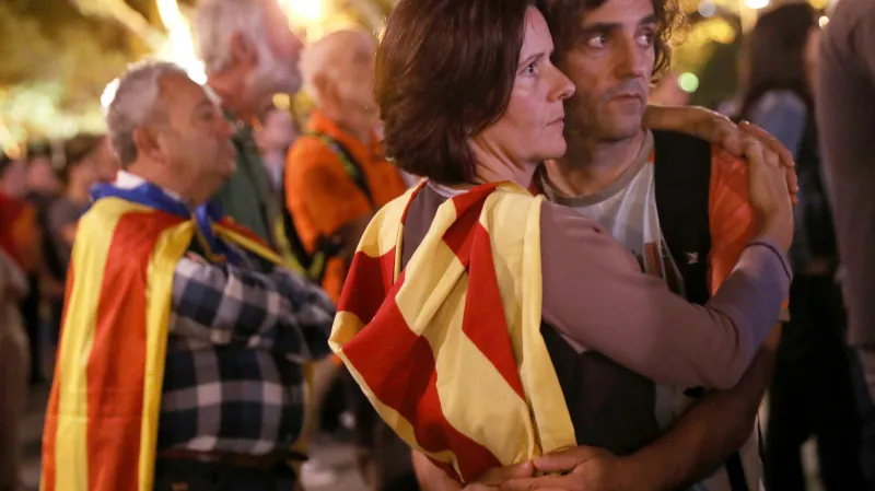 Lidé v Barceloně poslouchají premiérův projev