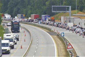 Kolony na D1 se po dvou dnech rozjely, silničáři dokončují práce u Humpolce