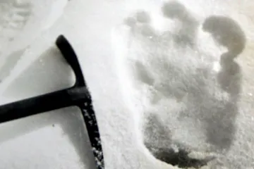 „Našli jsme yettiho stopy,“ oznámil oficiální účet indické armády. Sklízí kritiku i posměch