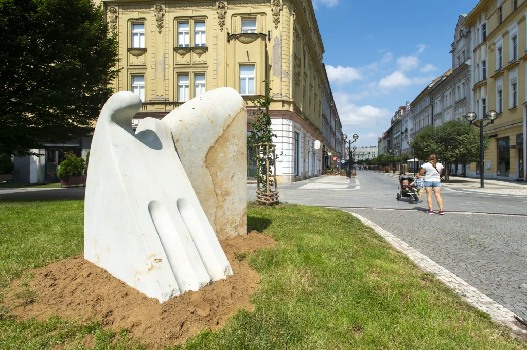 Sochaři v Hořicích tvoří podle vlastního nápadu, nejsou omezeni žádným předem daným tématem. S tesáním do pískovcových bloků sochařům pomáhají asistenti. Lom v lese nad Hořicemi, kde sochaři pracují, je veřejnosti volně přístupný a lidé mohou umělce sledovat při práci. Na fotografii je dílo Algimantase Šlapikase navané Mluv se mnou