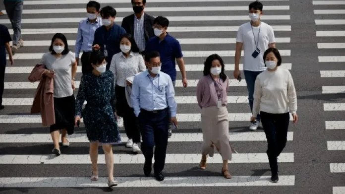Lidé s rouškami v jihokorejském Soulu Zdroj: Reuters