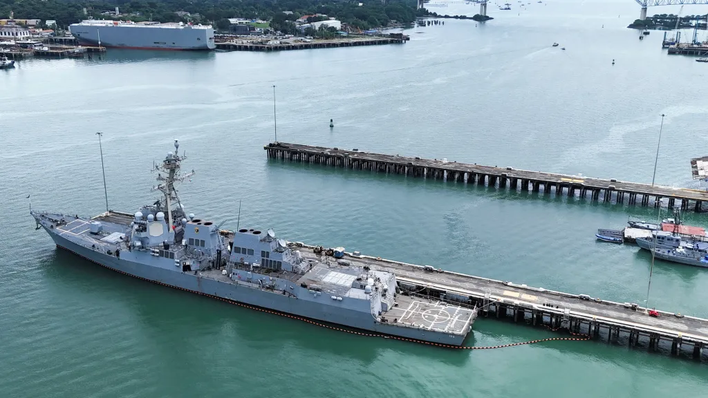 Ilustrační fotografie (americký torpédoborec v Panamském průplavu)