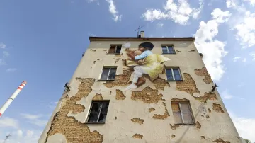 Mural art v opuštěném pavlačovém domě v Jateční ulici
