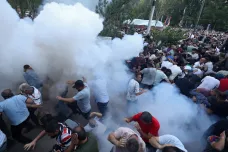 Arméni vystoupí z ODKB, demonstrace v Jerevanu má desítky raněných