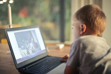 Desetitisíce českých dětí se na internetu chovají rizikově. Píší si s neznámými lidmi či sdílí soukromí