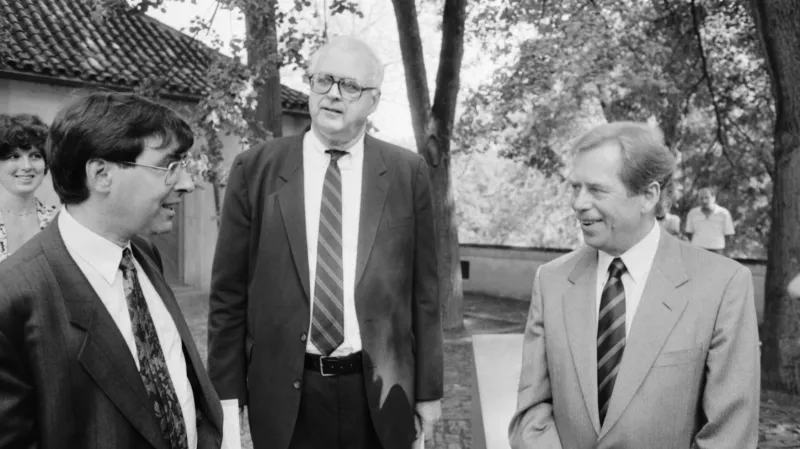 Básník David Shapiro (zleva), americký architekt a sochař John Hejduk a československý prezident Václav Havel