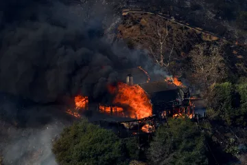 V Los Angeles sužovaném požáry má opět zesílit vítr