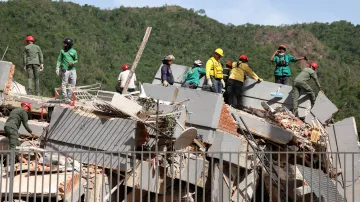 Záchranáři pátrají po obětech zemětřesení v troskách domu ve venezuelském Caracasu