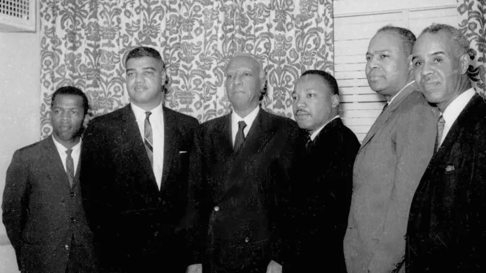 John Lewis (vlevo na kraji) při setkání s Martinem Lutherem Kingem a dalšími aktivisty v roce 1963