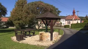 Ve Vacenovicích už mají u studny posezení