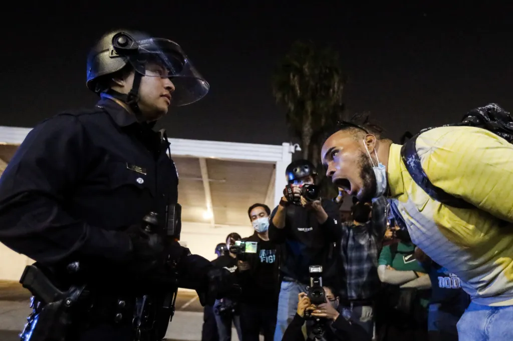 Volební noc v Los Angeles doprovázely protesty, během kterých musela zasahovat místní policie