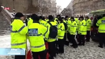 Policisté se vrhají do boje se sněhem