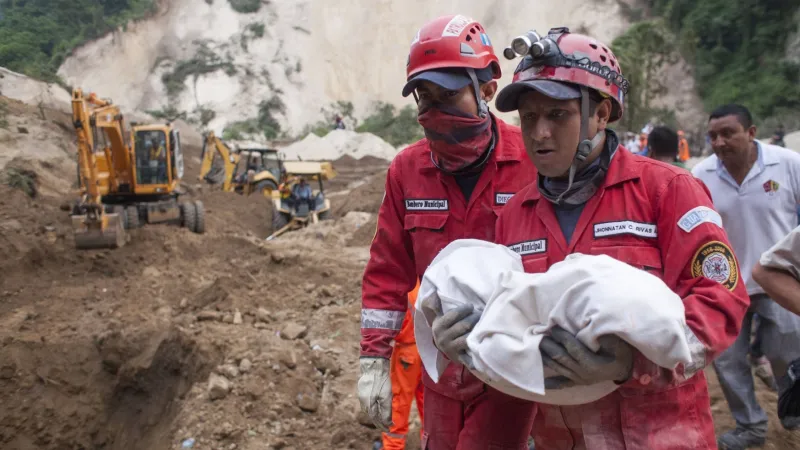 Záchranné práce po sesuvech půdy v Guatemale