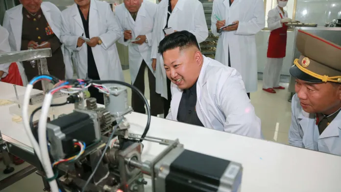 Kim Čong-un kouká na přístroje