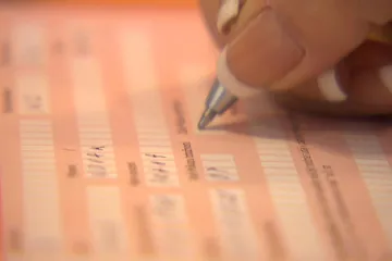 Nemocenské pojištění se loni po deseti letech propadlo do minusu