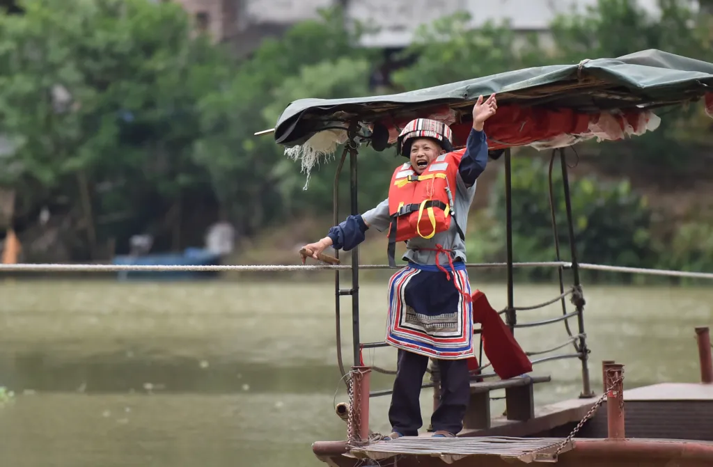 Převozník Čao Š'-pin zvaný „lidský most“  převáží pomocí vlastních rukou lidi přes řeku Han v jihočínské autonomní oblasti Kuang-si