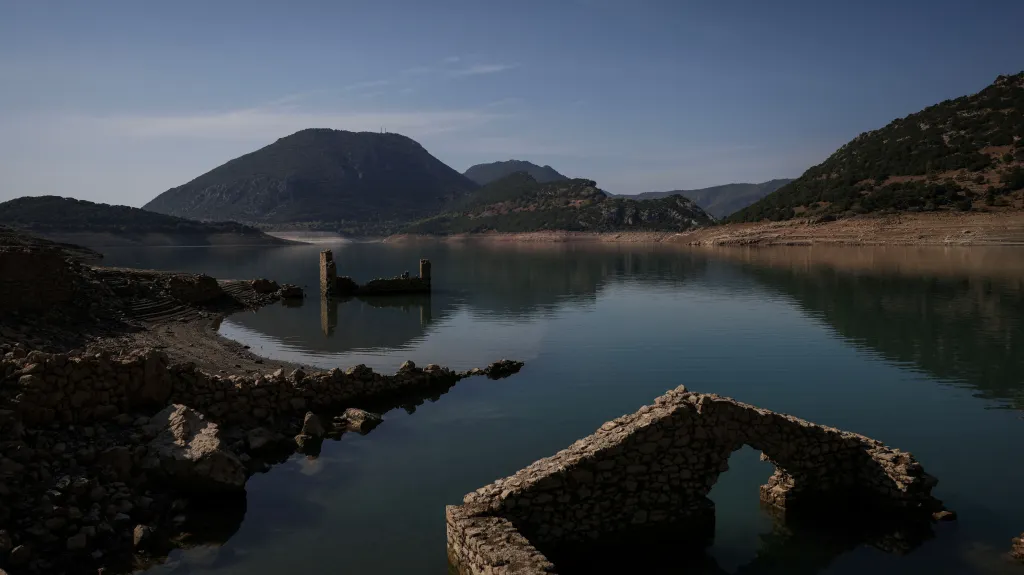 Sucho odhalilo zatopenou vesnici v řeckém jezeru Mornos