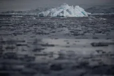 Mořského ledu u Antarktidy nikdy nenaměřili méně. Jeho ztráta ohrožuje celý kontinent