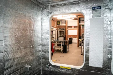 Čtveřice vědců po více než roce opustila zařízení simulující pobyt na Marsu