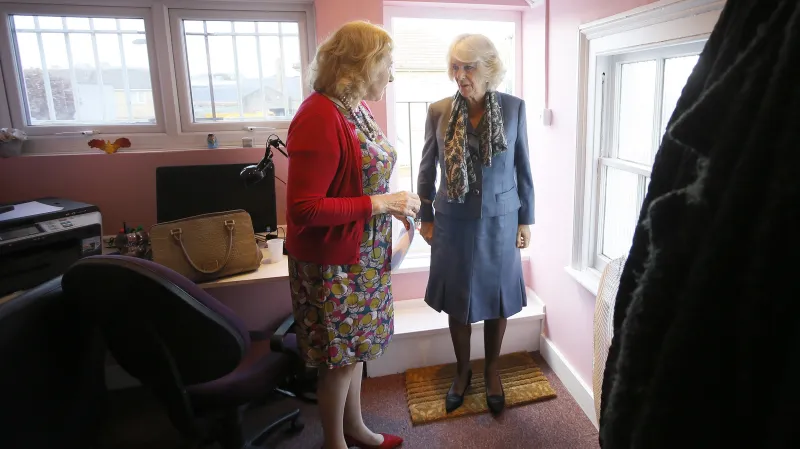 Camilla na snímku z roku 2015 s výkonnou ředitelkou Centra podpory při znásilnění a sexuálním zneužívání Yvonne Traynorovou