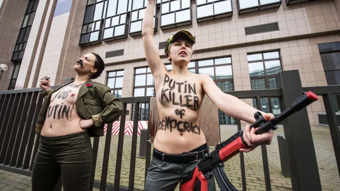 Aktivistky protestující proti Putinově návštěvě v Bruselu