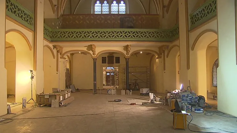Celkový pohled do interiéru synagogy