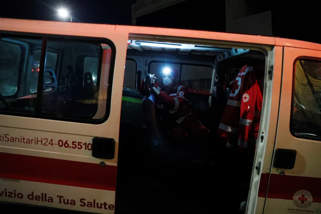 Zdravotníci projíždějí město se sanitním vozem, ve kterém mají výbavu pro základní zdravotnické ošetření